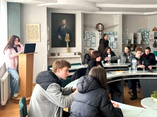 Доторкнутися до історії - пізнавальна мандрівка «Стежками Володимира Гнатюка»